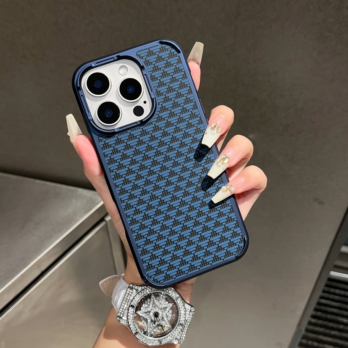Luxury Carbon fiber  Kevlar Texture Shockproof Phone Case For iPhone Triangle Pattern Armor Hard Bumper Cover.